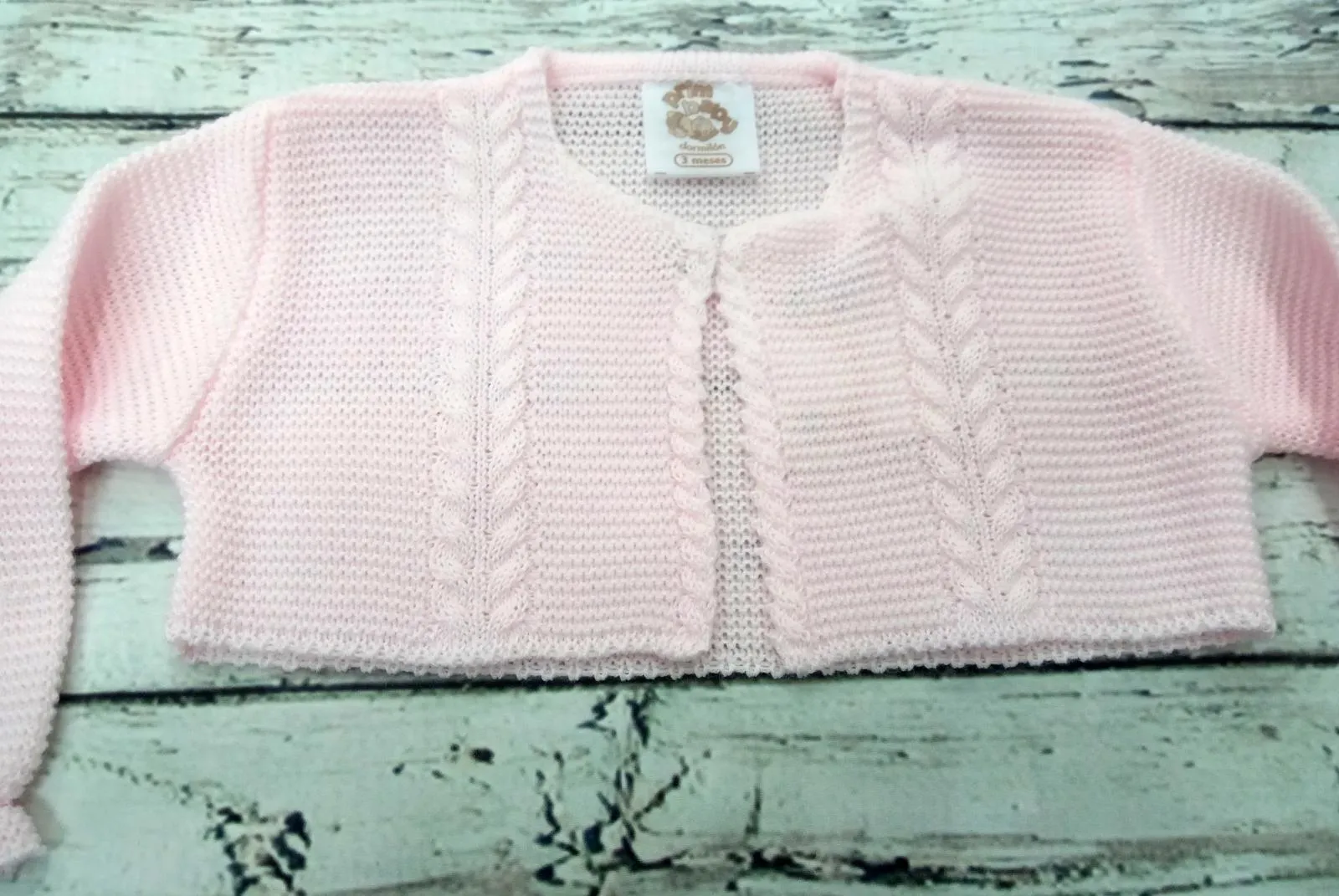 Chaqueta de niña rosa de perlé de Prim Baby. 