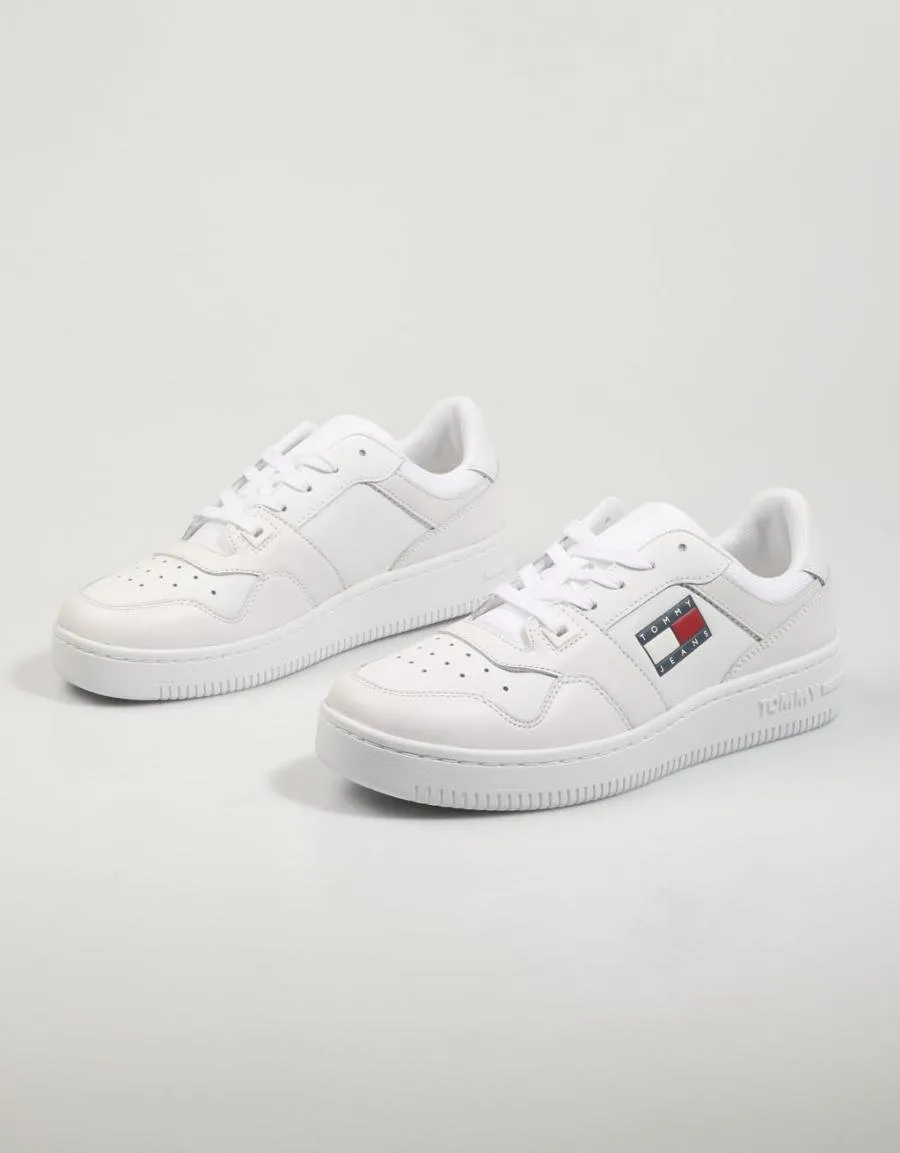  zapatillas TOMMY HILFIGER Tommy Jeans Retro Basket Wmn en Blanco 79947