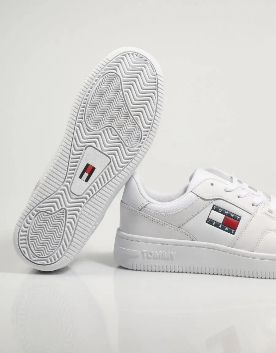  zapatillas TOMMY HILFIGER Tommy Jeans Retro Basket Wmn en Blanco 79947